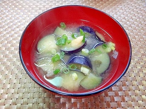 紫色が綺麗な茄子の味噌汁